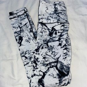 marbled leggings !